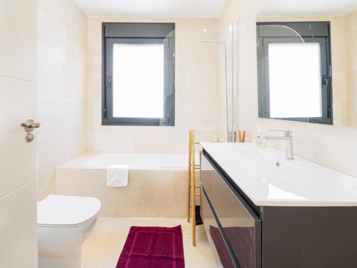 2306 - Brand New Apt, Walking Distance To Beach! Casares Luaran gambar
